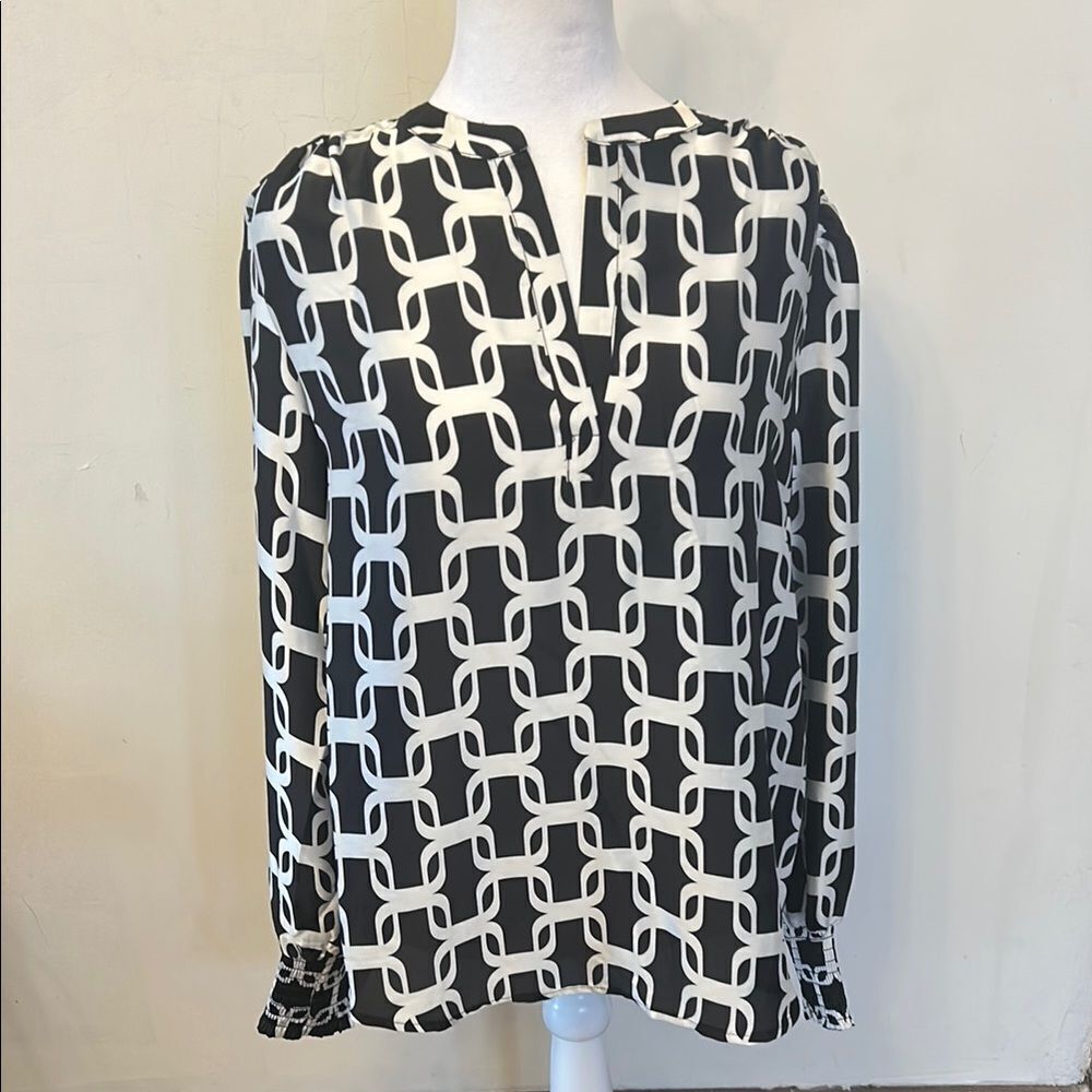 T Tahari Black and White Geometric Long sleeve blouse Size M New